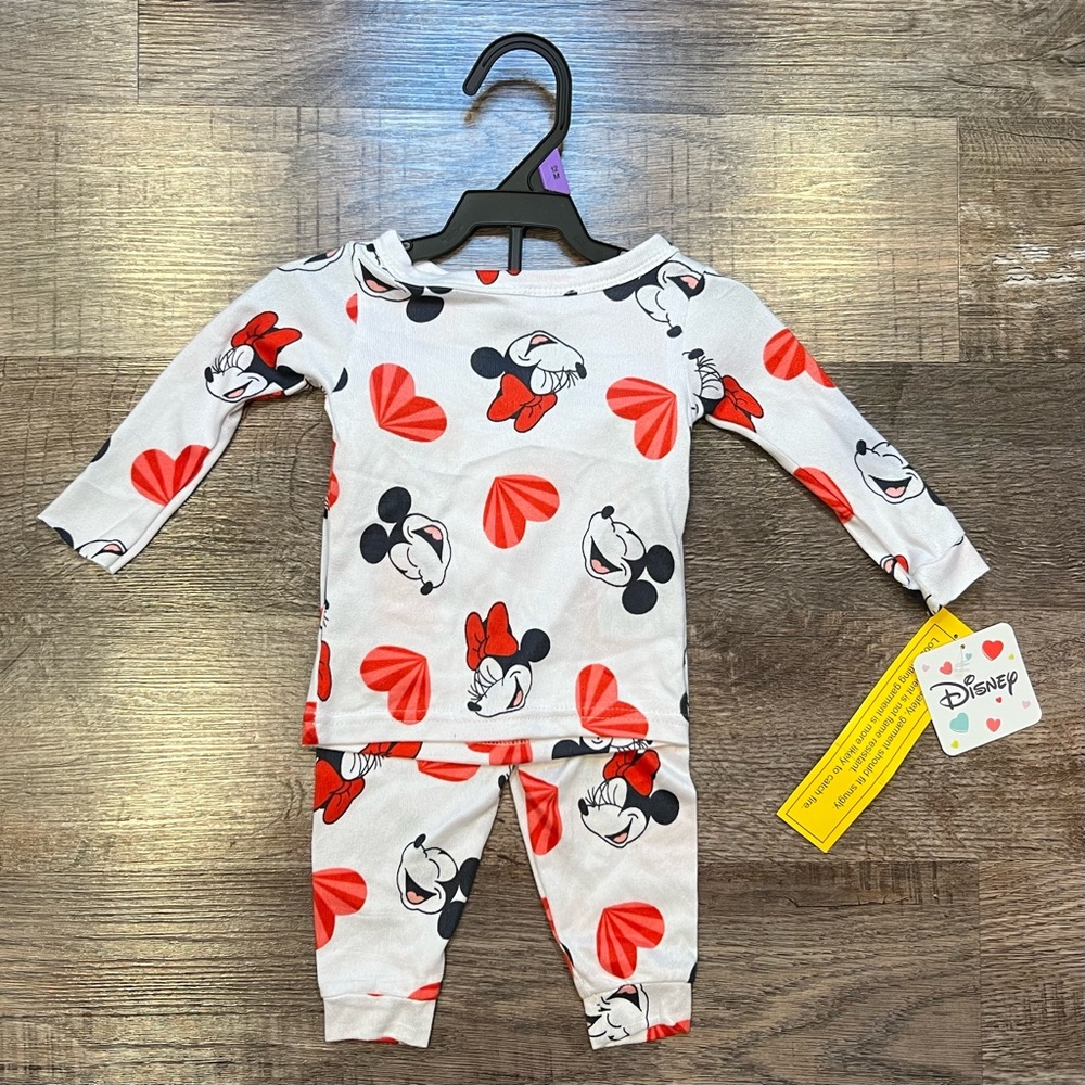 NWT Minnie and Mickey Mouse Valentines Pajamas